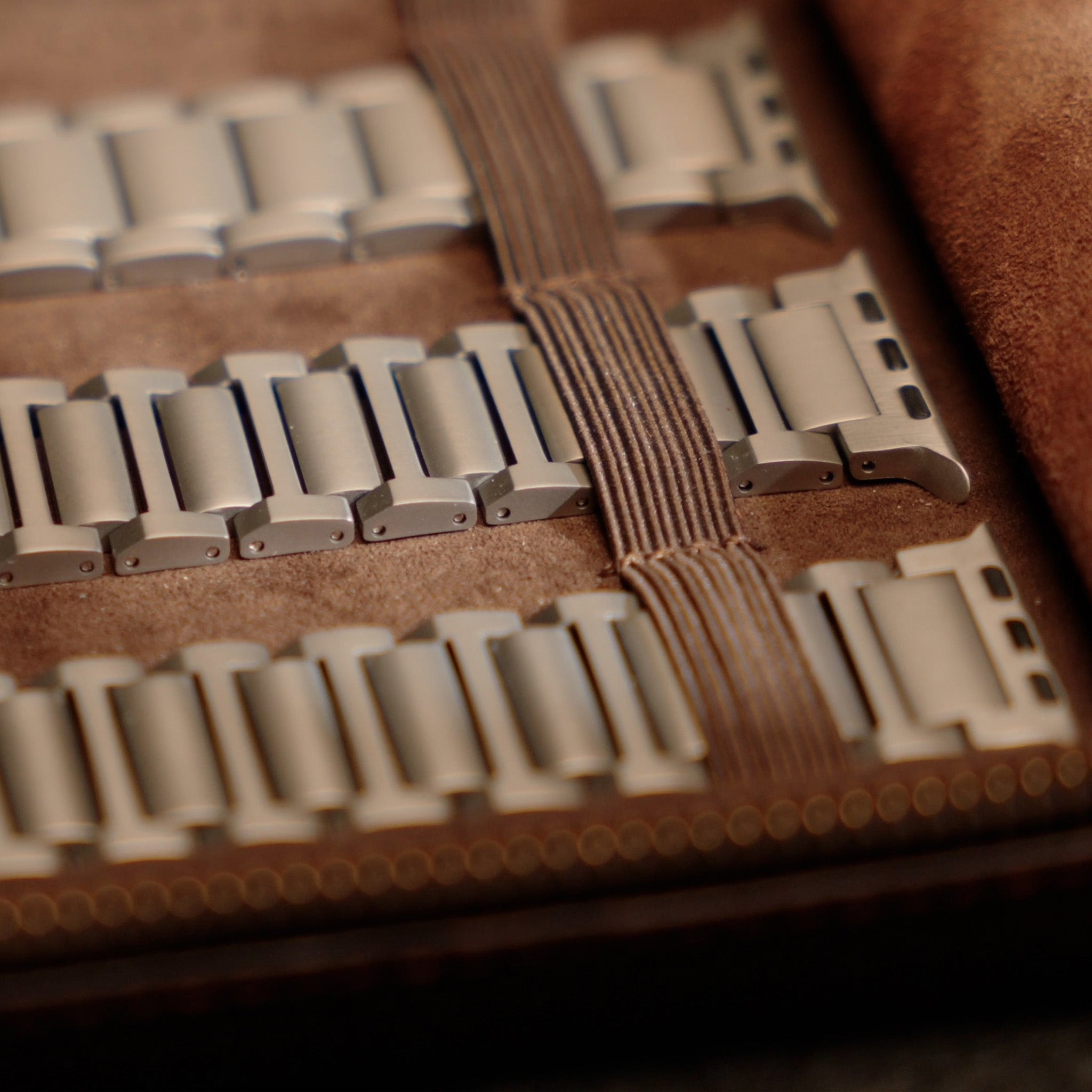 Handmade Leather Storage Case for Watch Bands – For Apple Watch, Samsung Galaxy Watch, Garmin